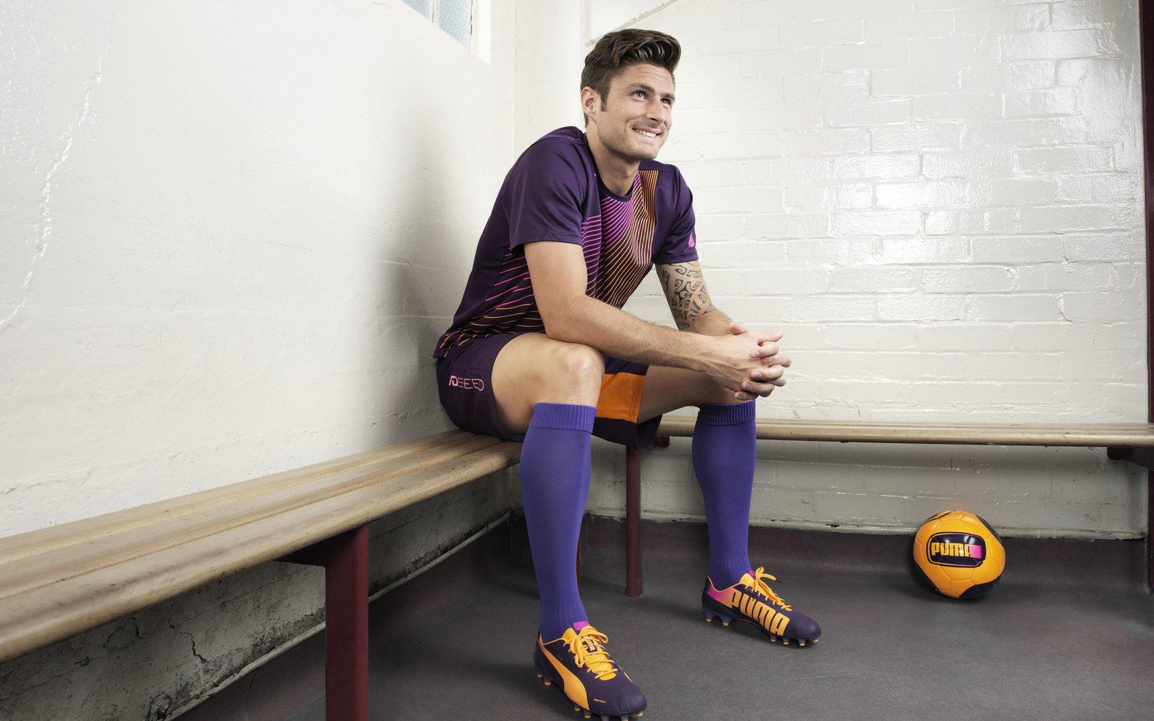 国际足联重拳出击！多名球员因违规遭禁赛，俱乐部收巨额罚单